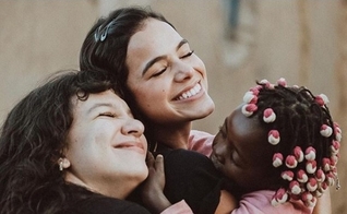 Bruna Marquezine e Priscilla Alcântara viajaram em ação missionária para a Aldeia Nissi, em Angola. (Foto: Instagram / Aldeia Nissi)