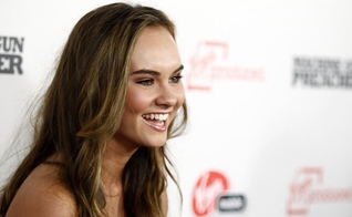 Madeline Carroll interpretou a namorada de Bart (J. Michael Finely) no filme "Eu Só Posso Imaginar". (Foto: CBN News)