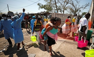 Mulher é levada para fora de um centro de saúde em Beira, em Moçambique. (Foto: Mike Hutchings/Reuters)