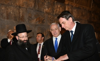 Bolsonaro assina livro em expressão de apoio à construção do Terceiro Templo em Jerusalém. (Foto: PM of Israel)