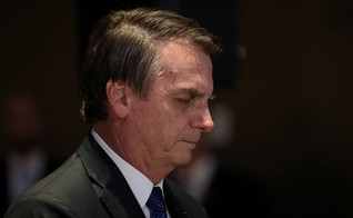 Presidente Jair Bolsonaro em momento de oração no almoço com pastores. (Foto: Marcos Corrêa/PR)