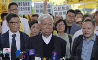 Pastor Chu Yiu-ming (centro) ao lado dos ativistas Benny Tai e Chan Kin-man antes de entrar no tribunal para ouvir seu veredito. (Foto: Kin Cheung/AP)