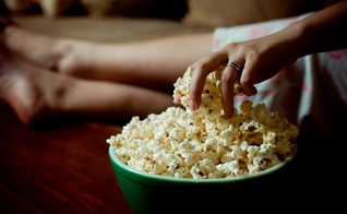 Pipoca garante benefícios para o sistema digestivo e intestinal. (Foto: Karen Ilagan/Getty Images)
