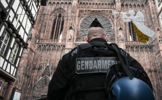 Policial se posiciona diante de igreja na França. (Foto: SEBASTIEN BOZON/AFP/Getty)