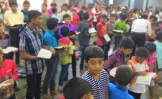 Crianças na Escola Bíblica da Igreja de Sião, no Sri Lanka. (Foto: Twitter / danishkanavin)