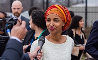 Ilhan Omar gerou polêmica ao afirmar que "Jesus era palestino". (Foto: Patrick Robertson)