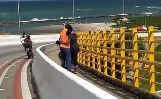 Atualmente, seis voluntários da Assembleia de Deus Milagres permanecem no alto da ponte em cada turno, para evitar que pessoas cometam suicídio, se jogando do alto do viaduto. (Foto: Tribuna do Norte)