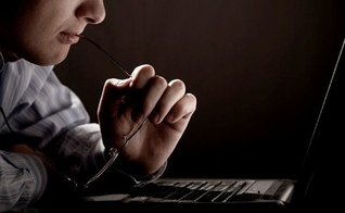 Vício em pornografia ajuda a sustentar tráfico sexual, segundo estudiosos. (Foto: Getty Immages)