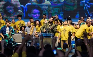 Eli Soares foi um dos que liderou milhares de jovens em momentos de louvor no evento Eli Soares - "Juventude Paulistana - Festival de Arte e Cidadania". (Foto: Divulgação)