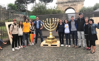 Uma réplica da Menorá está sendo conduzida por cristãos alemães a Israel.(Foto: The Menorah Project)