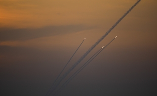 Foguetes são lançados da Faixa de Gaza em direção a Israel na noite deste domingo. (Foto: Ariel Schalit/AP)