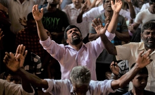 Membros da Igreja de Sião, que foi bombardeada no domingo de Páscoa, oram em um salão comunitário em Batticaloa, no Sri Lanka. (Foto: Reuters/Danish Siddiqui)