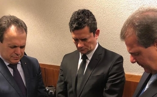 Pastores membros dos Gideões Internacionais no Brasil oram com Sérgio Moro em Brasília. (Foto: Facebook/Gideões Internacionais no Brasil)