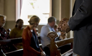 Imagem ilustrativa de membros participando de uma reunião na igreja. (Foto: Rawpixel/Getty Images/iStockphoto)