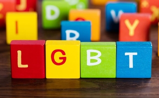 Blocos usados por crianças em escola formam a sigla LGBT. (Foto: CBN News)