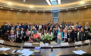 Cristãos e judeus se reuniram para estudo bíblico no Knesset, o parlamento de Israel. (Foto: Eliyahu Berkowitz/Breaking Israel News)