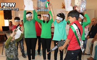 Crianças palestinas encenam a execução de um soldado israelense em uma escola de Hebron. (Foto: YNet News)