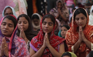 A ONG Movimento de Solidariedade e Paz estimou que entre 100 e 700 meninas cristãs são sequestradas, violentadas e forçadas a casamentos islâmicos no Paquistão todos os anos. (Foto: Pakistan Megachurch)