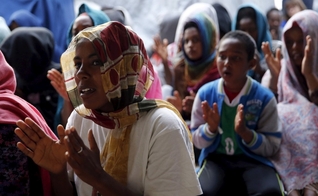 Mulheres e crianças cristãs da Eritreia e Etiópia participam de culto. (Foto: Reuters)