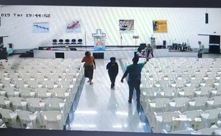 Câmera de segurança registrou momento que homem matou fiéis dentro de igreja em Paracatu. (Foto: Reprodução/TV Integração)