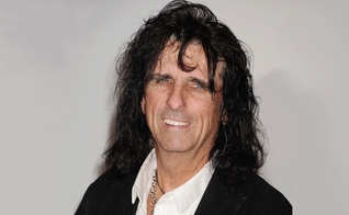 Com seu nome marcado no hall da fama do Rock, Alice Cooper hoje é um cristão convicto e ajuda jovens e adolescentes a abandonarem as drogas e a criminalidade. (Foto: Hard Force)