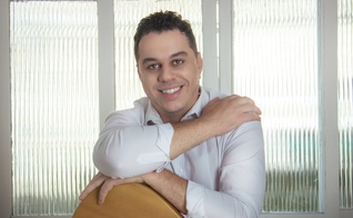 Hudson Almeida estará no palco principal da Expoevangélica, em Fortaleza. (Foto: Divulgação)