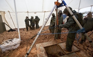 Ação das Forças de Defesa de Israel teve como objetivo destruir túneis construídos pelo grupo terrorista Hezbollah. (Foto: AP Photo)