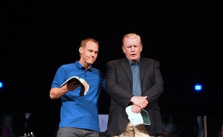 Presidente dos EUA, Donald Trump, recebe oração do pastor David Platt na McLean Bible Church na Virgínia. (Foto: AFP/Jim Watson)