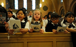 Escolas católicas na Austrália ensinam que Deus tem ‘gênero neutro’. (Foto: Reprodução/StoryFox)