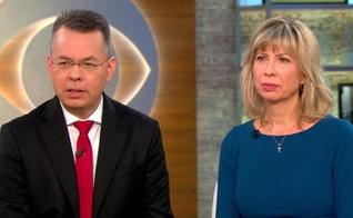 Pastor Andrew (esquerda) e sua esposa, Norine Brunson (direita) concedendo entrevista em uma emissora de televisão. (Imagem: CBS News)