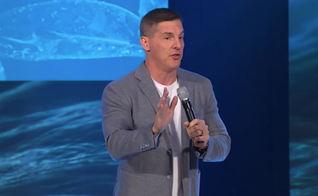 Pastor Craig Groeschel é líder da igreja Life.Church, em Oklahoma. (Imagem: Youtube / Reprodução)