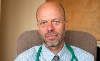 O Dr. Richard Scott está sendo investigado por envolver sua fé cristã nas consultas com pacientes. (Foto: Will Wintercross)