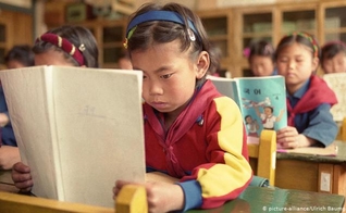 Crianças da Coreia do Norte crescem sob intensa doutrinação comunista sob a ditadura de Kim Jong Un. (Foto: DW)