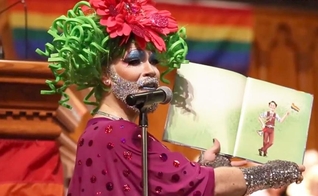 Dan Davidson vestiu-se como Sparkle Leigh para contar às crianças uma história infantil que promove a homossexualidade. (Foto: Cincinnati.com)