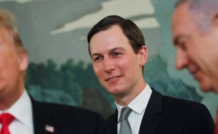 Conselheiro da Casa Branca, Jared Kushner, em reunião com o presidente dos EUA, Donald Trump e o primeiro-ministro israelense, Benjamin Netanyahu. (Foto: Carlos Barria/Reuters)