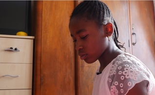 Kaysey foi suspensa de sua escola, após ter se recusado a participar de uma atividade LGBT em sala de aula. (Foto: Youtube / Reprodução)