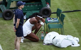Tenista Coco Gauff, de 15 anos, agradece a Deus após fim de jogo. (Foto: Carl Recine/Reuters)