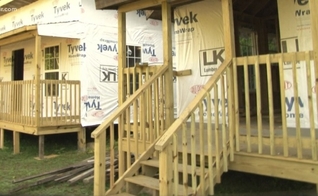 Pequenas casas construídas pela Crossroads Community Baptist Church, em McCreary, no Kentucky. (Foto: Reprodução/WBIR)