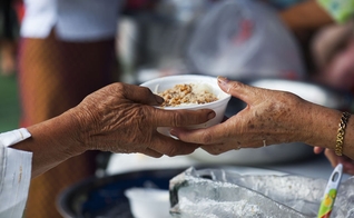 Estudo diz que organizações missionárias mais novas focam mais na ação social do que evangelismo. (Foto: iStock)