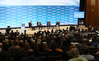 Painel de discussão durante o encontro para o Avanço da Liberdade Religiosa no Departamento de Estado dos EUA em Washington, D.C. (Foto: Departamento de Estado)