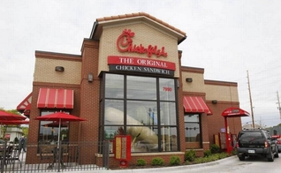 A rede de fast-food Chick-Fil-A deixa claro que seu objetivo corporativo é "glorificar a Deus, sendo um administrador fiel de tudo o que lhes é confiado" (Foto: Kansas.com)