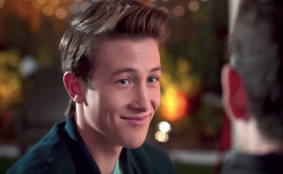 Cena de Andi Mack na qual o personagem Cyrus Goodman se declara para o colega TJ Kippen. (Imagem:  YouTube / Disney Channel US / Reprodução)