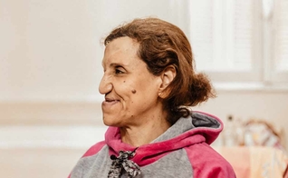 Samiha sobreviveu à explosão na Igreja de São Pedro. (Foto: Portas Abertas / EUA)