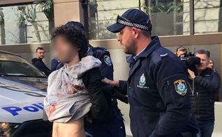 Homem gritou 'Alá é grande' depois de atingir uma mulher com a faca e foi contido por civis na rua, antes de ser preso. (Foto: 10 Daily News)
