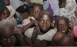 Boko Haram tem sequestrado crianças e as doutrinado para realizarem ataques suicidas com bombas em locais públicos, restaurantes e igrejas. (Foto: African Media Agency)