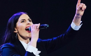 Chelsea Taylor é líder de louvor e integra o grupo do no principal campus da Hillsong, em Sydney, Austrália. (Foto: Intagram / Matty Crocker)