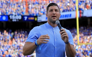 Tim Tebow foi jogador de futebol americano e hoje atua na liga de beisebol. (Foto: The Spun)