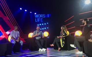 Aline Barros recebeu convidados na estreia de seu programa "Worship Life", contando com o apoio da Deezer. (Foto: Divulgação)