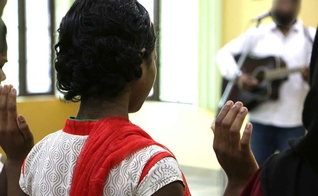 Saree se entregou a Jesus após ter sido curada de surdez, enquanto cristãos clamavam pela sua cura em uma igreja, na Índia. (Foto: Portas Abertas - EUA)