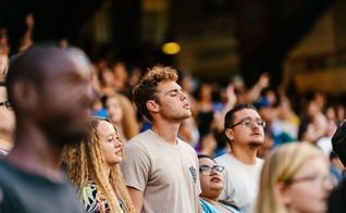 A cruzada evangelística SoCal Harvest é realizada há 30 anos pelo pastor Greg Laurie e sua equipe. (Foto: SoCal Harvest)